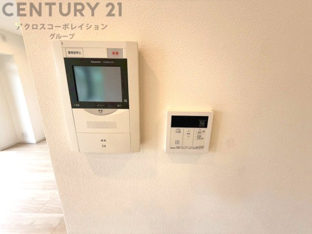訪問者が来たときにテレビ画面で確認できるため、安心してドアを開けられます。録画機能があるものもあり、留守中に来訪者を記録しておくことができます。利便性が高く、セキュリティ面でも安心です。