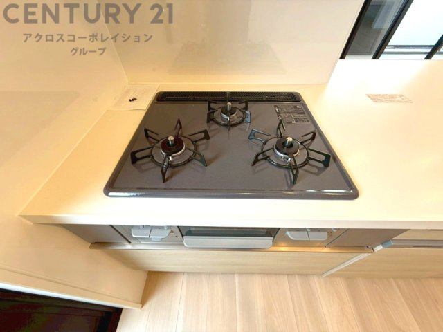 多数の調理器具を同時に使用でき、料理の効率化が可能。省エネで節約になり、様々な料理スタイルに適応できます。また、火力調整が独立しており、手入れや掃除もしやすく、今よりもっとお料理が楽しくなるかも。