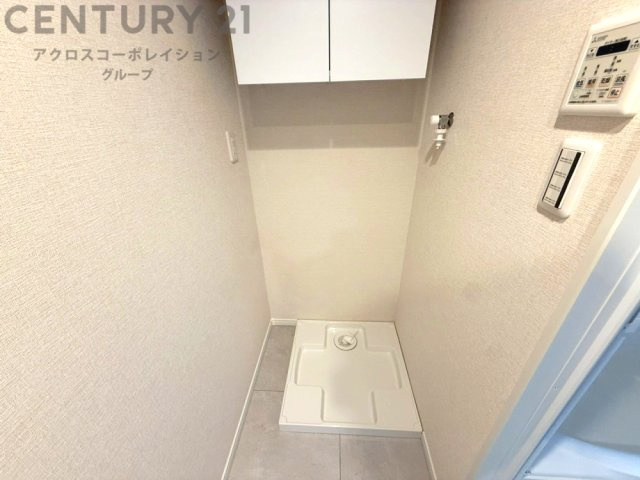 洗濯物の仕分け作業がしやすく、整理整頓が容易になります。洗濯音や湿気を他の部屋に持ち込まず、生活環境を快適に保ちます。上部を活用すれば収納スペースを確保でき洗剤や洗濯用品の整理もしやすくなります。