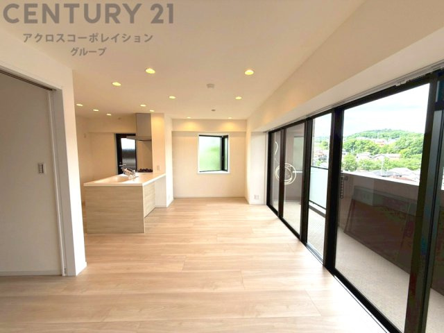 リビングダイニングは家族や友人とのコミュニケーションを楽しむ場所でくつろぎながら食事や会話を楽しめ、多目的に利用できリラックスできる空間です。家庭内の中心として機能し、快適な生活をサポートします。