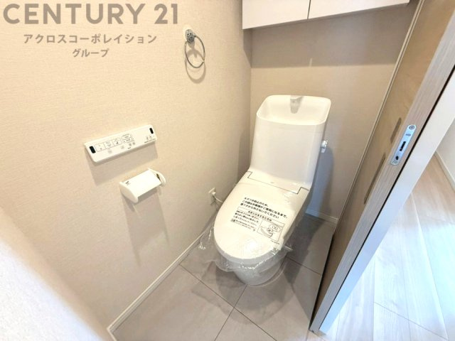 温水洗浄便座付トイレは温水洗浄機能により、暖かい水でおしりを洗浄することができ、冷たい水を使う従来の便座に比べ、温水洗浄機能で暖かいトイレを提供し、快適な使用を可能にします。
