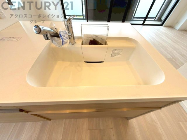 大きなシンクでお鍋などの大きな調理器具を洗う際にも便利です。　