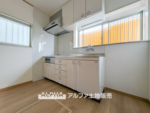 【Daily　Comfort】　◆毎日を整える空間◆使いやすさに配慮されたキッチンは、料理をする時間まで楽しく感じられる場所。暮らしのリズムに自然と馴染み、心地よい日常を演出します。
