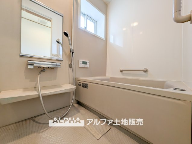 【Bath　room】　◆バスルーム◆一日の疲れをゆっくり癒せる落ち着いたバスルーム。浴室乾燥機付きで天候を気にせず洗濯でき、毎日の暮らしにも便利な空間です。