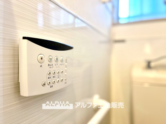 【Warm　water　flush　toilet】　◆温水洗浄便座付きトイレ◆お掃除も楽々。快適に過ごすためには今や欠かせない設備の一つです。壁掛けリモコンで使いやすくいつでも清潔に保てます。