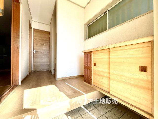 【Welcome　Space】　◆玄関◆帰宅時にほっとできる、穏やかな空気感の玄関。整った空間が日々の切り替えを自然にサポートし、来客時にも好印象を与えます。