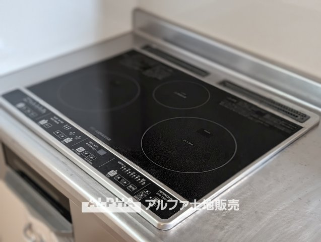 【IH　cooking　heater】　◆IHクッキングヒーター◆火を使わず調理できる為、小さなお子様が居ても安心のアイテム。お掃除もサッとひと拭きで綺麗になるので楽チンですね。