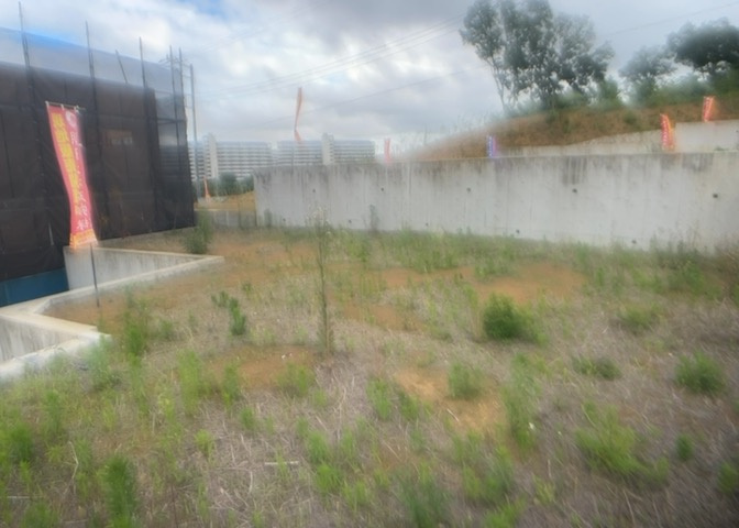 家を建てる場合、方位は要チェックです。現実的に日当たりのよい家ならばリビングは南側、建築基準法でも北側に当たる家への配慮は求められています。土地を見学に行く際は、方位磁針を持って行くようにしましょう。