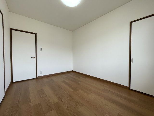 2階東側　住まう方でカスタマイズしていただけるシンプルなデザイン。