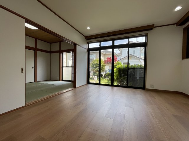 南側開口部からは陽光が差し込み、室内を明るく照らしてくれます。