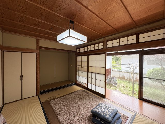 収納と床の間スペースです。収納は高さや奥行きを活かして効率よく収納でき、日用品や衣類、細かな荷物まで整理しやすい設計です。空間を無駄なく使えるため、室内を広く見せる効果も期待できます。