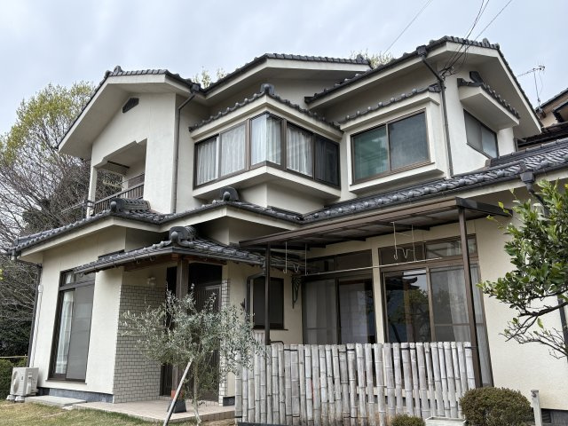 重厚感のある和風の外観が印象的な二階建住宅。瓦屋根と落ち着いた外壁の組み合わせが、街並みにも馴染む上品な佇まいです。軒が深く、雨の日の出入りも安心できる設計です。1階には屋根付きスペースもあります。