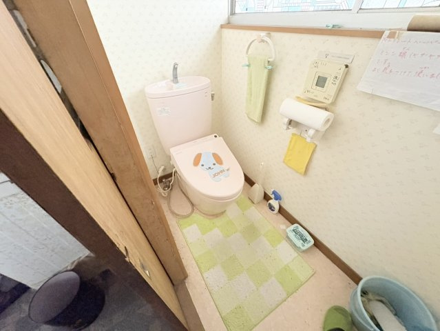 清潔感のある洋式トイレで、温水洗浄便座付きの使いやすい設備です。窓が設けられているため自然換気が可能で、明るさも感じられる空間となっています。住居部分として毎日安心して利用できる設備となっています。