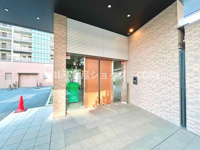 高級感あるエントランス部分になります。オートロックのマンションです。