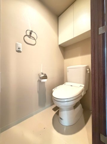 【トイレ】　トイレは温水洗浄便座付です。清潔感のある空間で毎日心地よくお使いいただけます。
