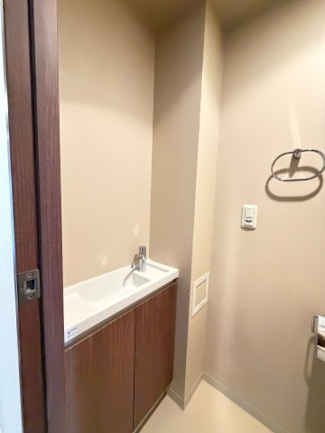 【手洗い水栓】　トイレ内に独立した手洗い水栓があり、来客時も気兼ねなく使っていただけます。