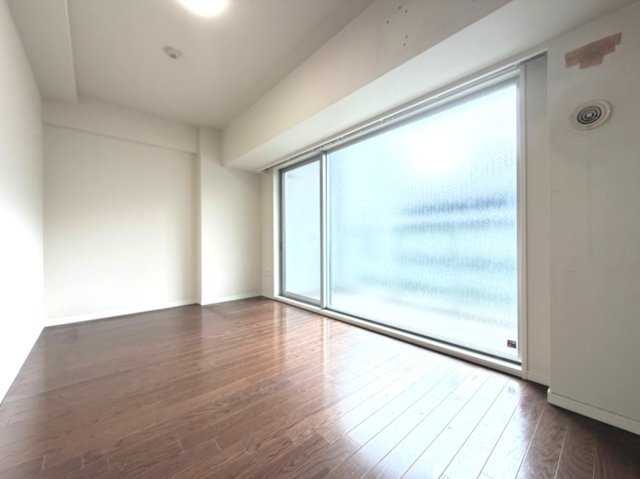 【洋室約7.5帖】　ゆとりある広さの主寝室で、ベッドや家具を配置しても窮屈さを感じにくい空間です。