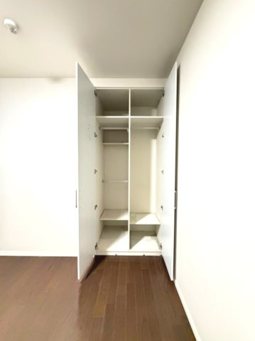 【洋室約6.0帖　収納】　おもちゃや学用品もまとめて収納でき、お部屋をすっきり保ちやすくなります。