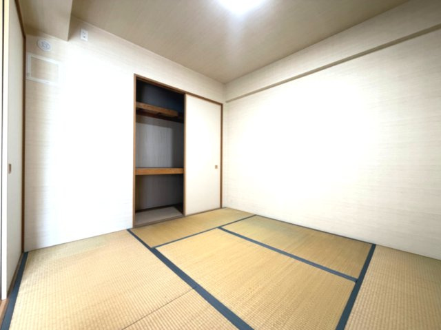 【和室約6.0帖】　畳の香りが心地よい和室は、お昼寝や来客時の応接間としても活躍します。