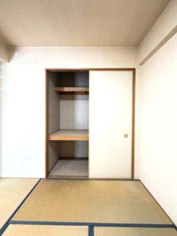 【和室約6.0帖　押入れ】　押入れがあるので、布団や季節物をまとめて収納しやすくなっています。