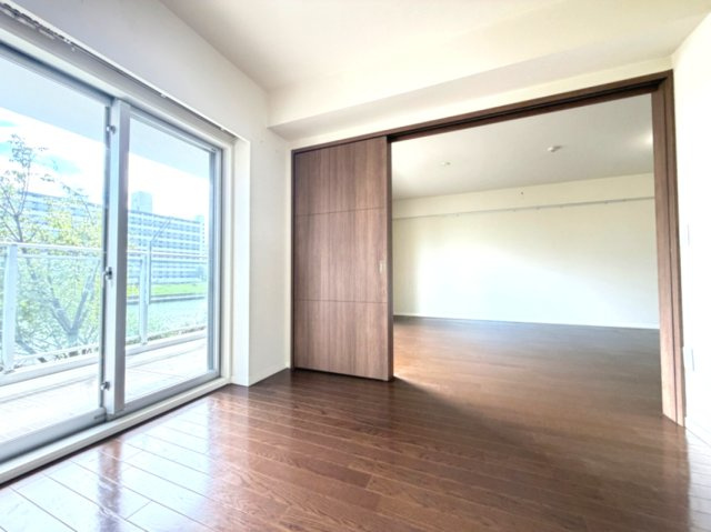 【洋室約5.5帖】　使い勝手の良い広さの洋室で、バルコニーに面した明るいお部屋です。書斎や趣味の部屋としても活用しやすい空間です。