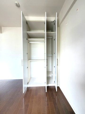 【洋室約5.5帖　収納】　収納があるので、細かな荷物や衣類もすっきり整理して片付けられます。