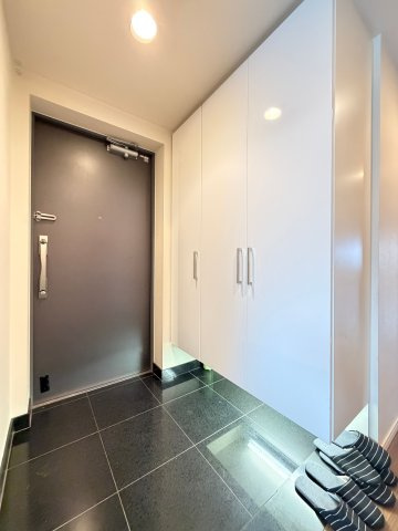 【玄関】　明るい玄関でお出迎えでき、家族も来客も毎日気持ちよく出入りできる空間です。