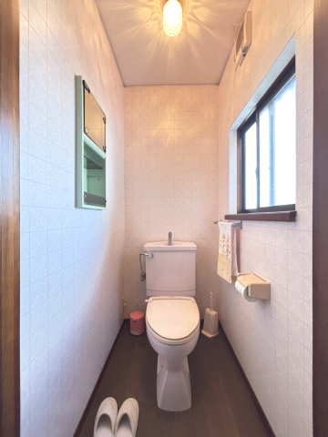 窓付きで換気しやすいトイレ空間