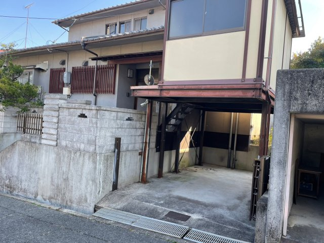 前面道路も広く、お車の出し入れもスムーズに出来そう。、子育てへの安心感と家族で遊べる自然が身近な嬉しい立地です。外観は落ち着いた住宅街に調和するデザインで、周辺環境とともに安心感のある住まい。　　