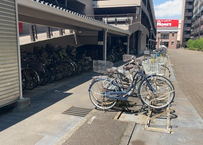 敷地内に専用の駐輪場・バイク置場がしっかりと整えられています。自転車でJR横浜線「古淵」駅まで向かうことも可能で、毎日の通勤や通学、近隣への買い出しなど生活の利便性をぐっと高めてくれます。