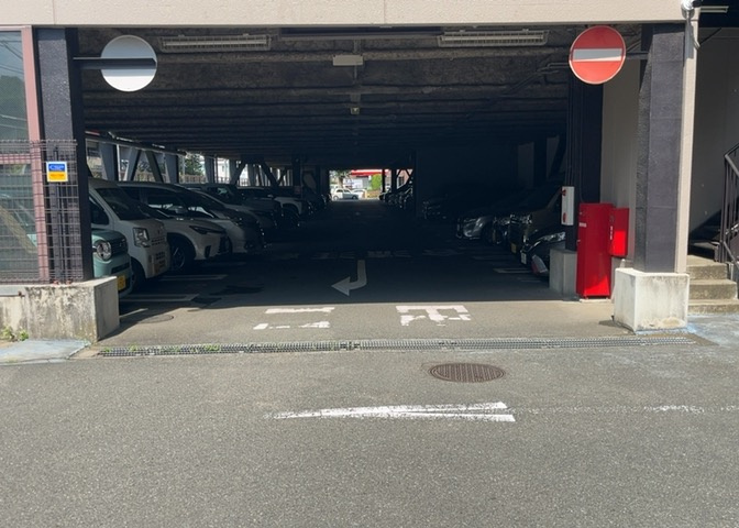 敷地内駐車場の様子です。自走式駐車場のため出し入れがスムーズに行え、車高の高いお車をお持ちの方にも使いやすい仕様。月額9550円でご利用いただけますので、空き状況の詳細等はお問合せ下さい。