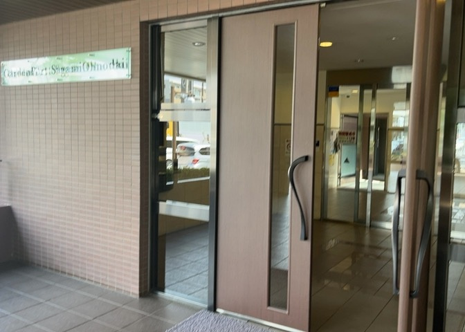 日勤の管理員が巡回・滞在する管理室（受付）スペースです。全部委託管理により共有部の清掃や整備が丁寧に行われており、暮らしの安心感をサポートします。不審者のチェックなど防犯面でも効果的です。