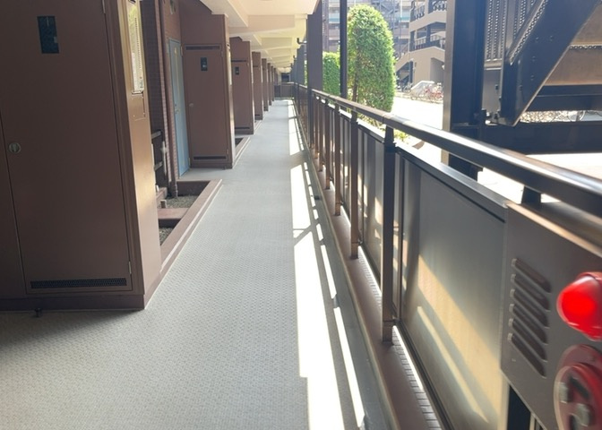 共用部分の廊下や階段まわりは綺麗に手入れされています。ガーデンポート相模大野台は外壁タイル張りで耐久性が高く管理体制も良好。防犯カメラも完備され安全・快適に暮らせる住環境が整っています。