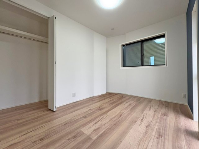 2階5.2帖洋室、CL完備。バルコニーのある明るいお部屋です。　※施工例