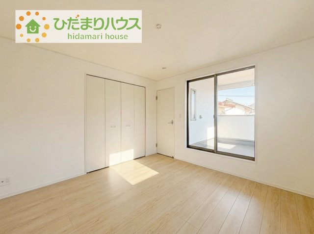 バルコニーに面していて、たっぷり光りの入る明るい主寝室です！