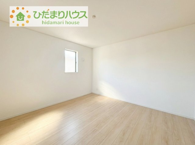 広めの主寝室は、ベッドの他にもパソコンデスクやドレッサーなども置けちゃいます(*^-^*)