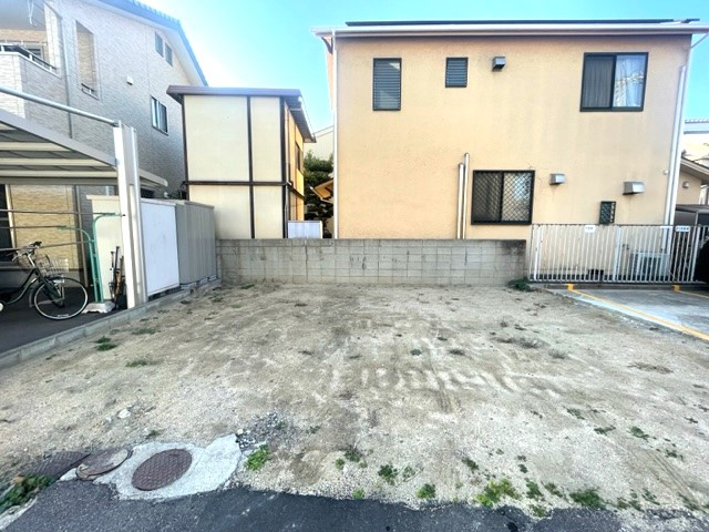 駐車場としてのご利用に向いています。建築条件は無いので、お好きなハウスメーカーでの住宅の建築も可能です。