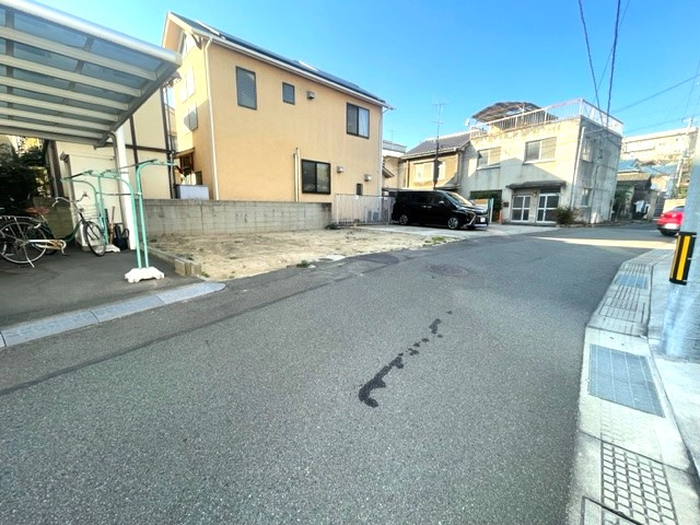 敷地前の道路の様子です。南東側から撮影しています。