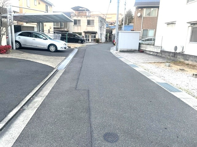 敷地前の道路の様子です。住宅街なので、交通量も多くなく安全です。