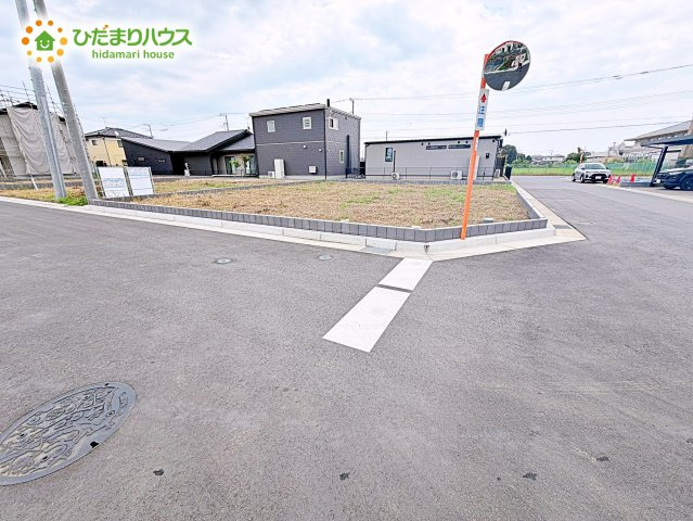 繁華街のようなにぎやかさがないため、車の音や話し声が少なく、静かな生活を望む人に適している閑静な住宅地！