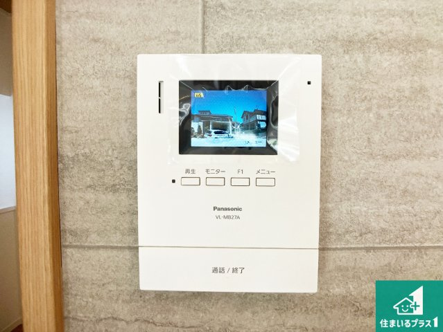 カラーモニターインターホン！声だけでなく来訪者の姿や顔がモニターで確認できるので、小さなお子様がいらっしゃるご家庭でも安心できます！