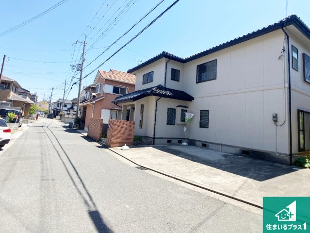 周辺は閑静な住宅街！前面道路広々で車の出し入れも便利です。駐車が苦手な方でも安心して車庫入れできます！