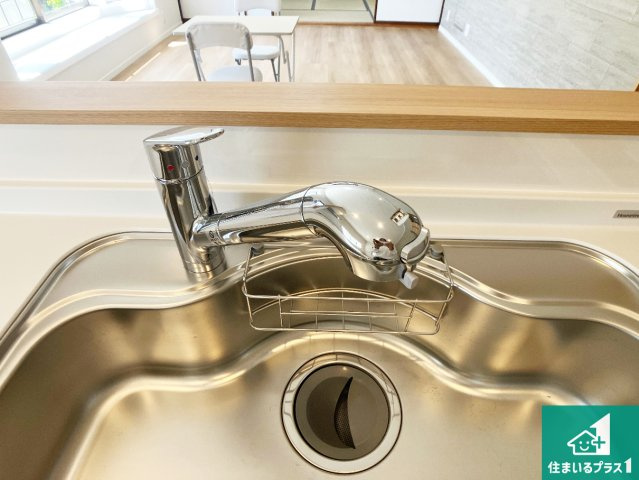 浄水器を内蔵！炊飯時、お茶を作る時に安心してお水を使えます！お湯と冷水、浄水と原水、シャワーの切替えもワンタッチです！