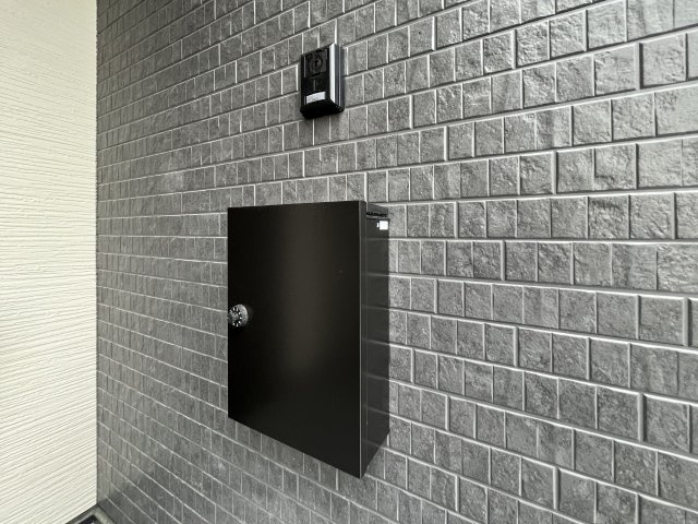 ダイヤル式で防犯性アップ！鍵いらずで開閉スムーズ、大切な郵便物をしっかり守る安心ポスト。