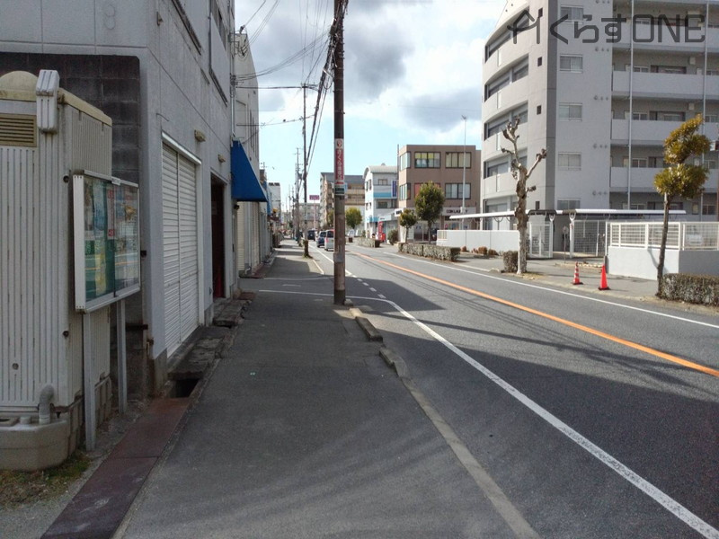 広い道路がすぐそばにあるので便利です！（前面道路ではありません）