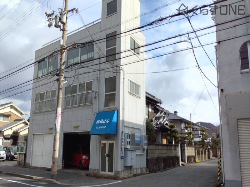 本物件の隣にビルがあります