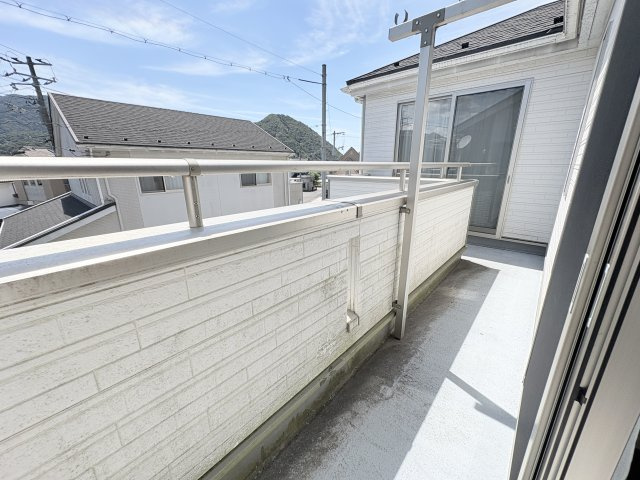 広々としたバルコニーは、洗濯物を干すスペースとしてはもちろん、外の空気を感じながらリフレッシュできる場所です。周囲には山々が見える景色が広がり、自然を身近に感じられる住環境も魅力のひとつです。