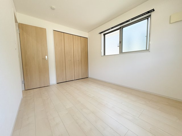 白を基調とした明るい洋室は、シンプルな内装で家具の配置もしやすい空間です。窓から自然光を取り込めるため、日中は明るく快適に過ごせます。収納も確保されており、居室をすっきりと利用できます。