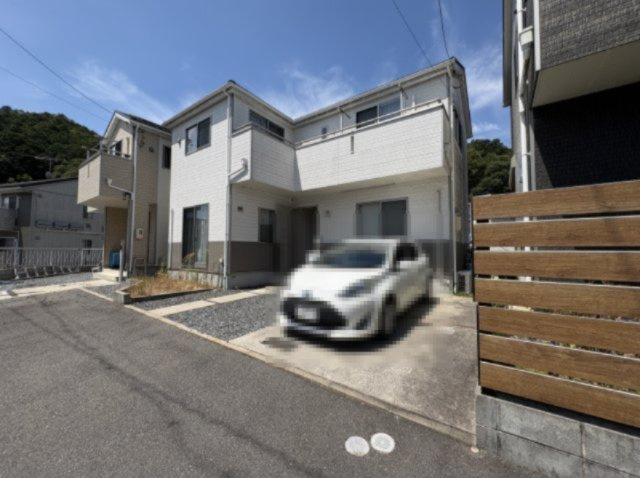 敷地内には駐車スペースを確保しており2台分の駐車が可能です。ご家族で複数台のお車を所有されている方や、来客時にも便利な住環境。前面のスペースも使いやすく、毎日の車の出入りがしやすい配置となっています。