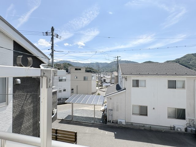 バルコニーからは周辺の街並みや山々を望む開放感のある眺望が楽しめます。青空が広がる景色を眺めながら、洗濯物を干す時間やちょっとした休憩など、心地よいひとときを過ごせます。